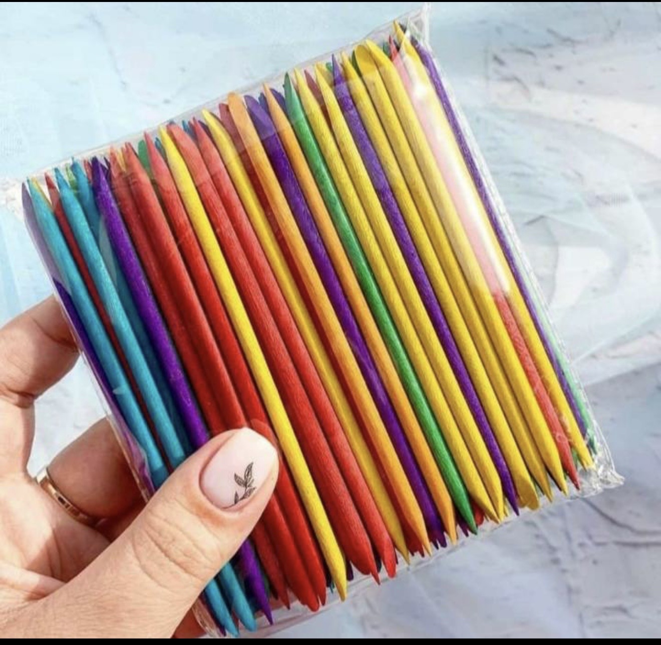 عقب زن چوبی رنگی